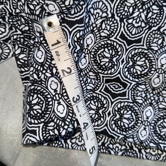 7th Ave NY& Co Suiting Collection Black White Paisley MidRise Shorts Stretch Sz4 - Picture 7 of 11
